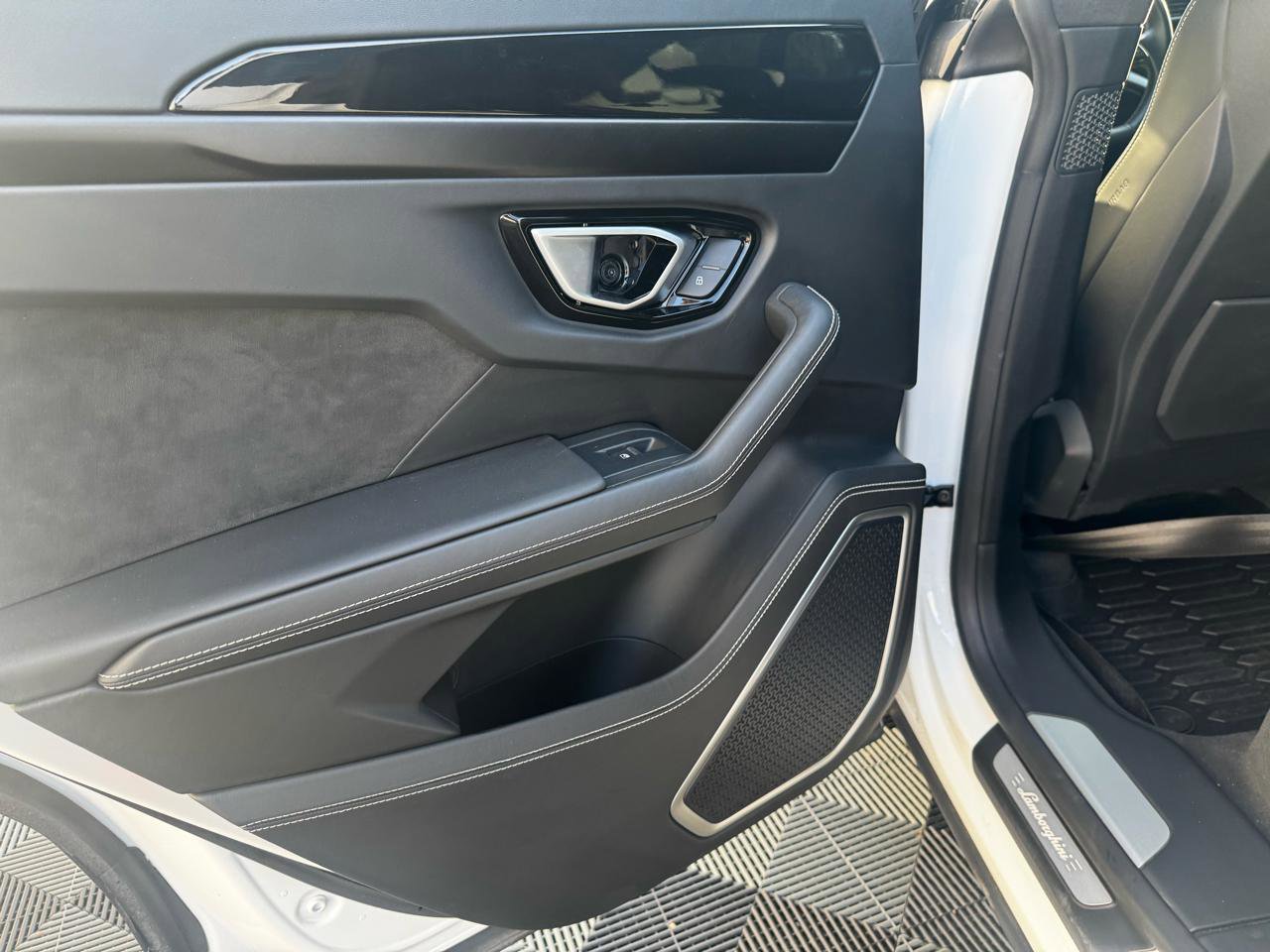 Used 2022 Lamborghini Urus image 31