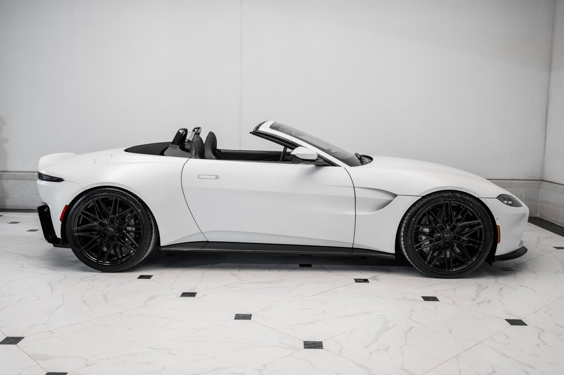 Used 2023 Aston Martin V8 Vantage Roadster image 33