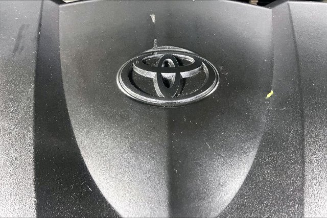 Used 2018 Toyota Camry LE FWD image 33