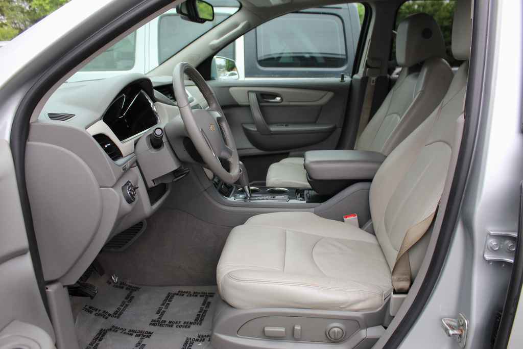 Used 2017 Chevrolet Traverse LT FWD image 25
