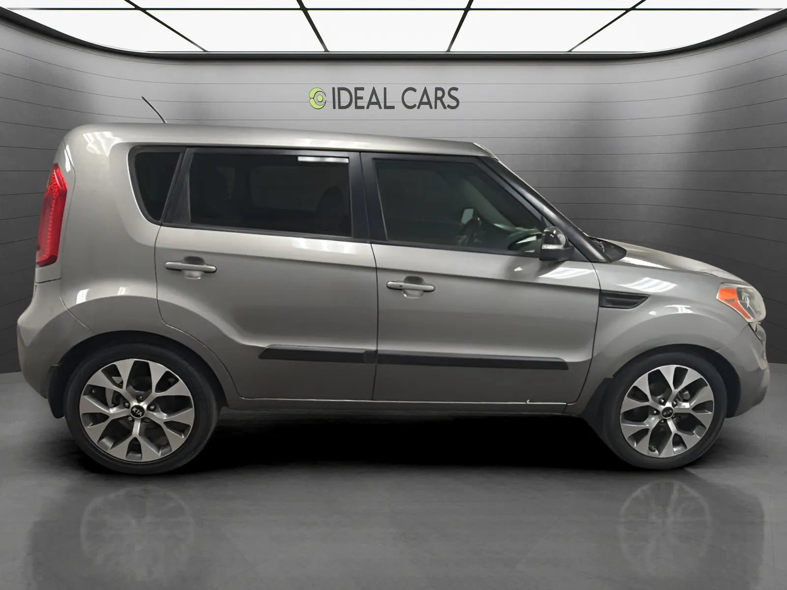 Used 2013 Kia Soul ! w/ Premium Pkg FWD image 4