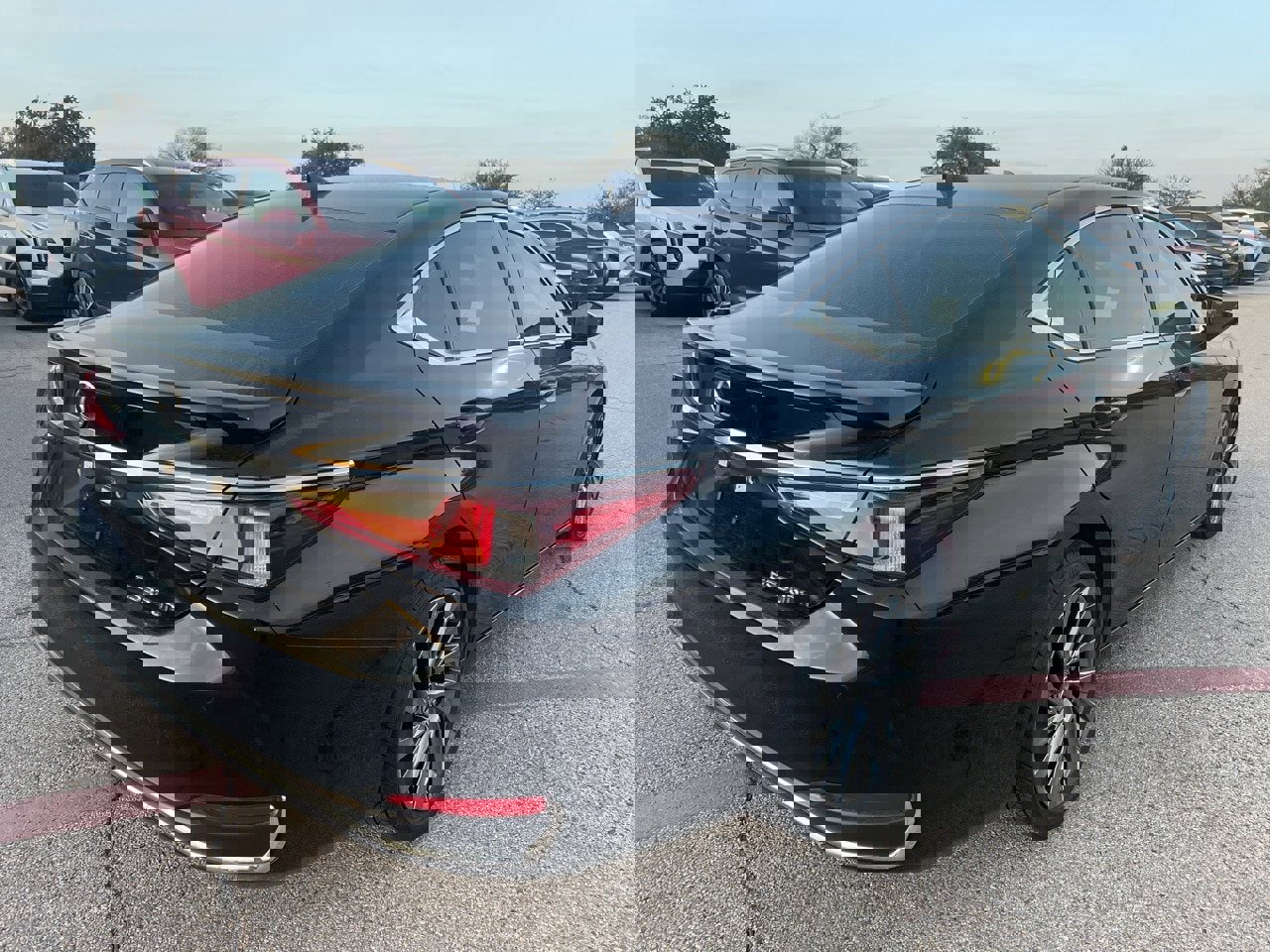 Used 2024 Lexus ES 300h w/ Luxury Package image 4