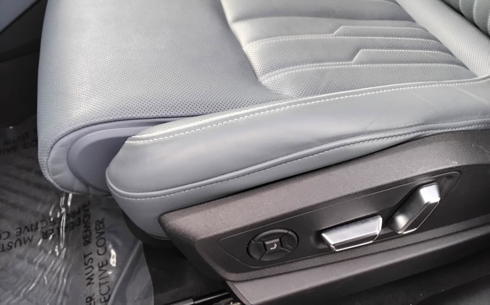 Used 2023 Audi e-tron Prestige w/ Prestige Package image 18