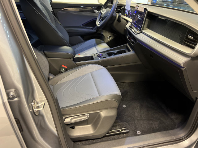 Used 2025 Volkswagen Tiguan SE FWD image 11