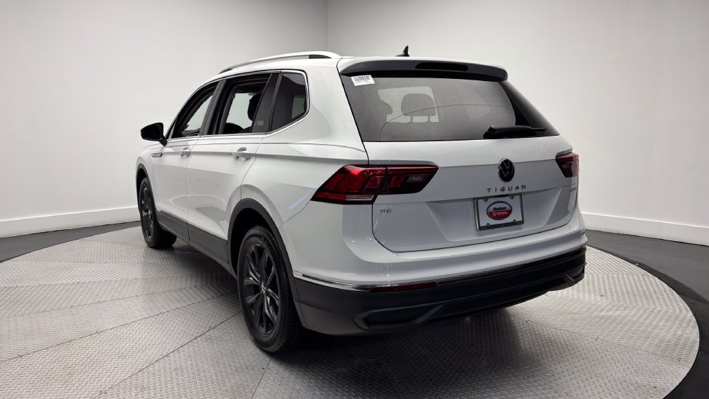 Used 2024 Volkswagen Tiguan SE w/ Panoramic Sunroof Package AWD/4WD image 38