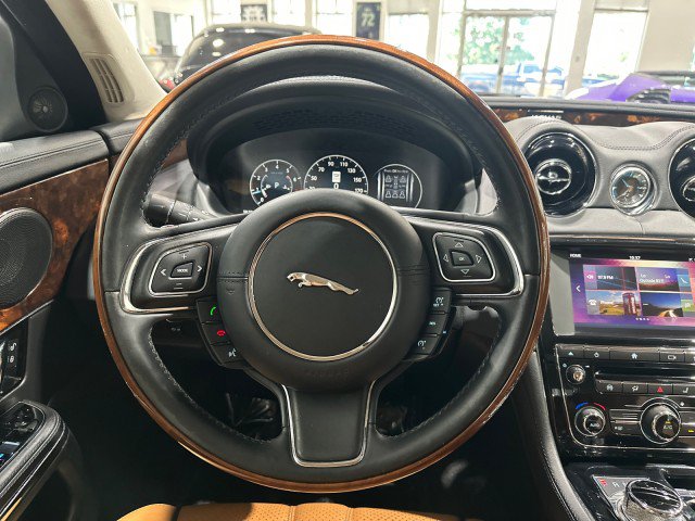 Used 2016 Jaguar XJ R-Sport RWD image 61