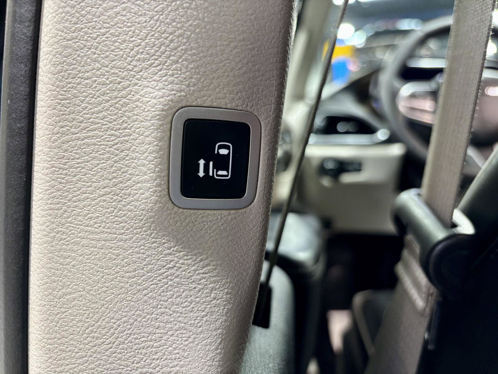 Used 2022 Chrysler Pacifica Limited image 32