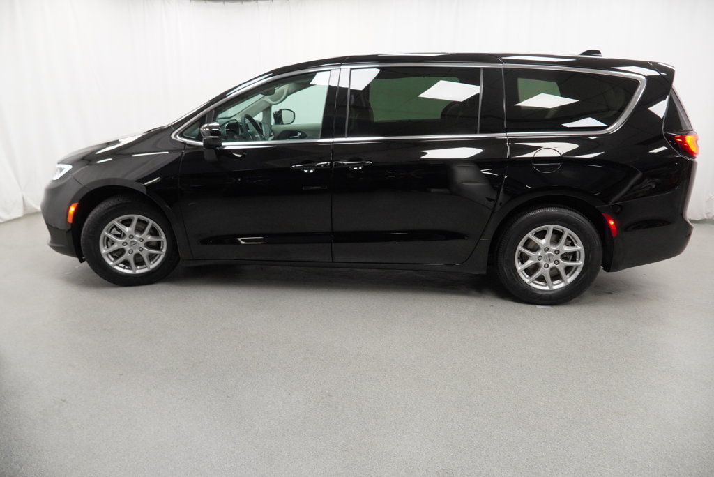 Certified 2024 Chrysler Pacifica Touring-L FWD image 30