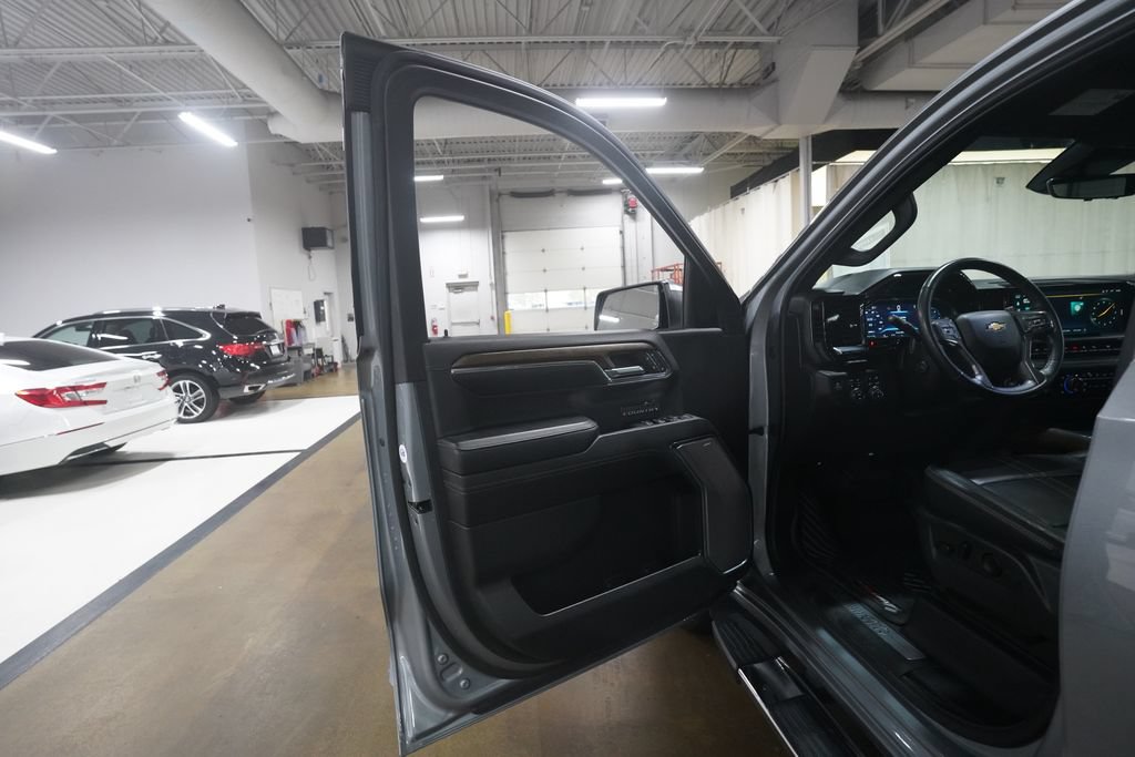 Used 2024 Chevrolet Silverado 1500 High Country w/ Technology Package AWD/4WD image 27