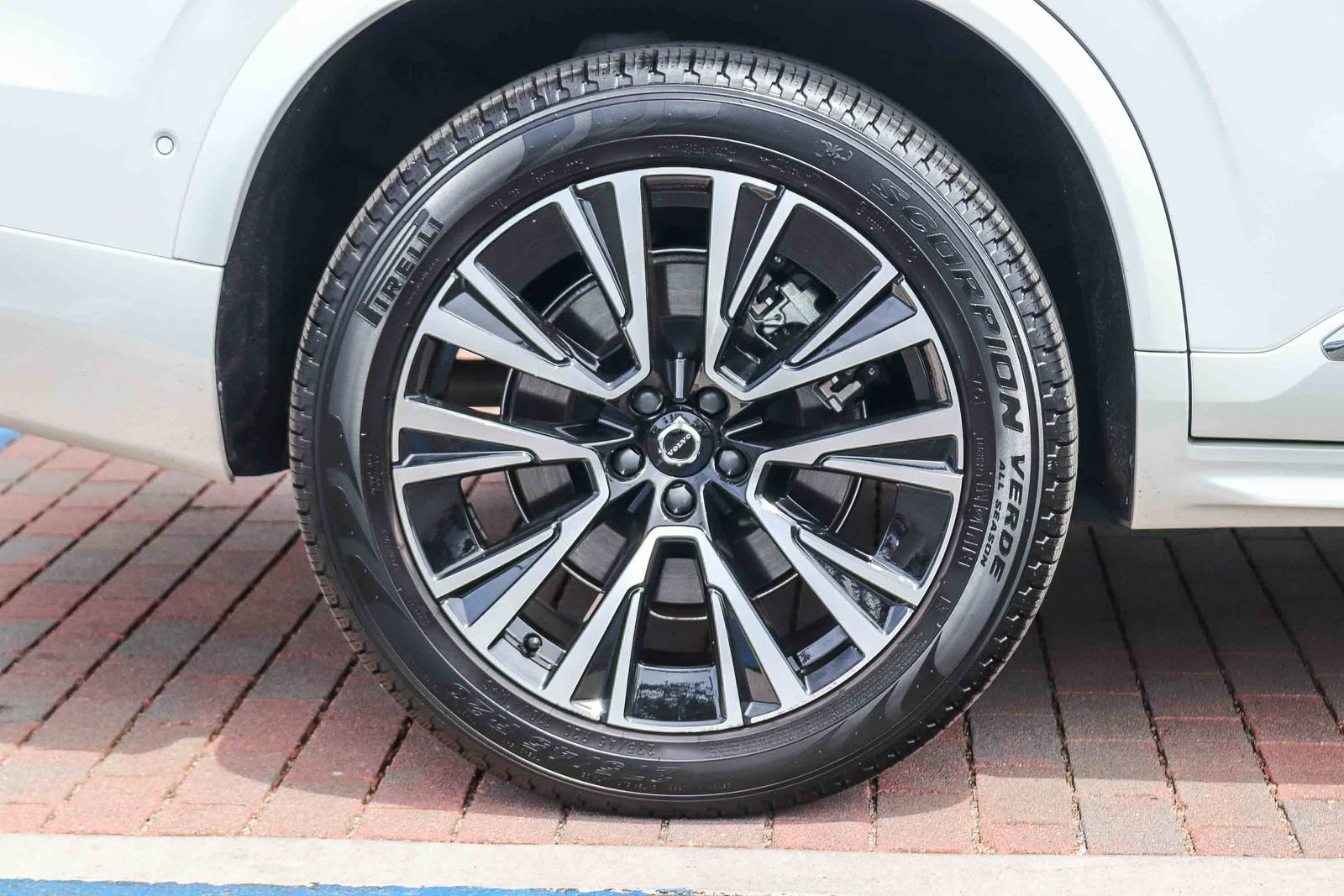 Used 2025 Volvo XC90 T8 Plus w/ Protection Package Premier AWD/4WD image 10
