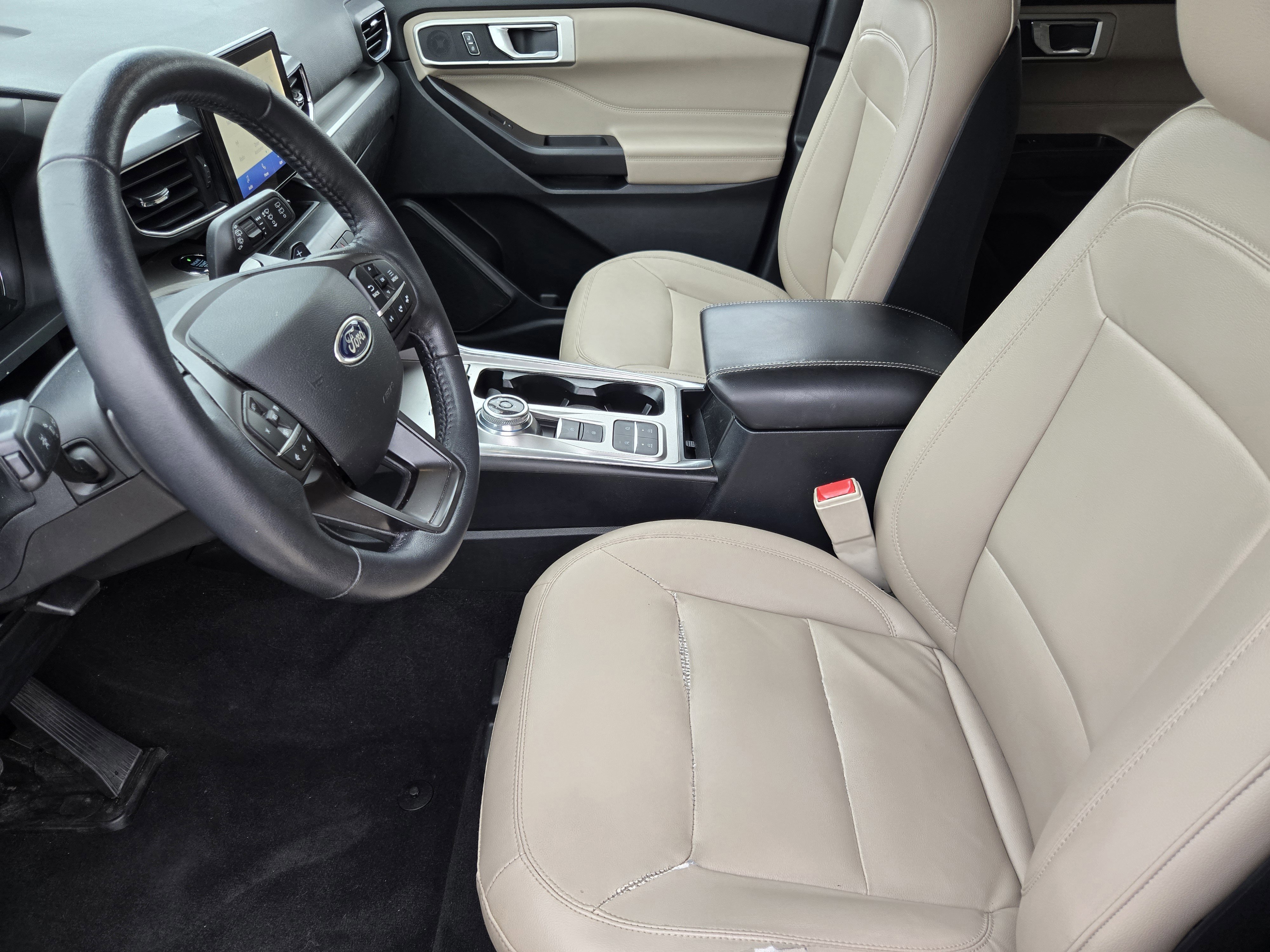 Used 2020 Ford Explorer XLT w/ Equipment Group 202A RWD image 9