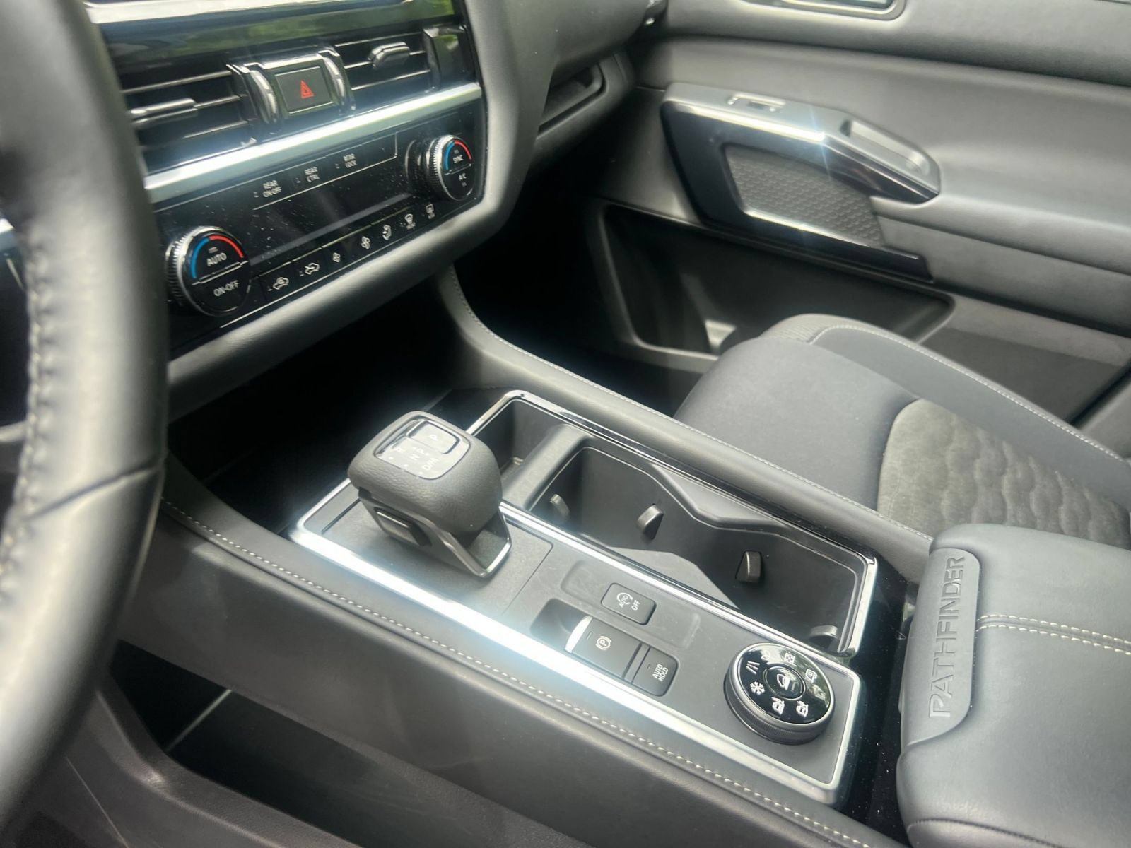 Used 2025 Nissan Pathfinder SV AWD/4WD image 40