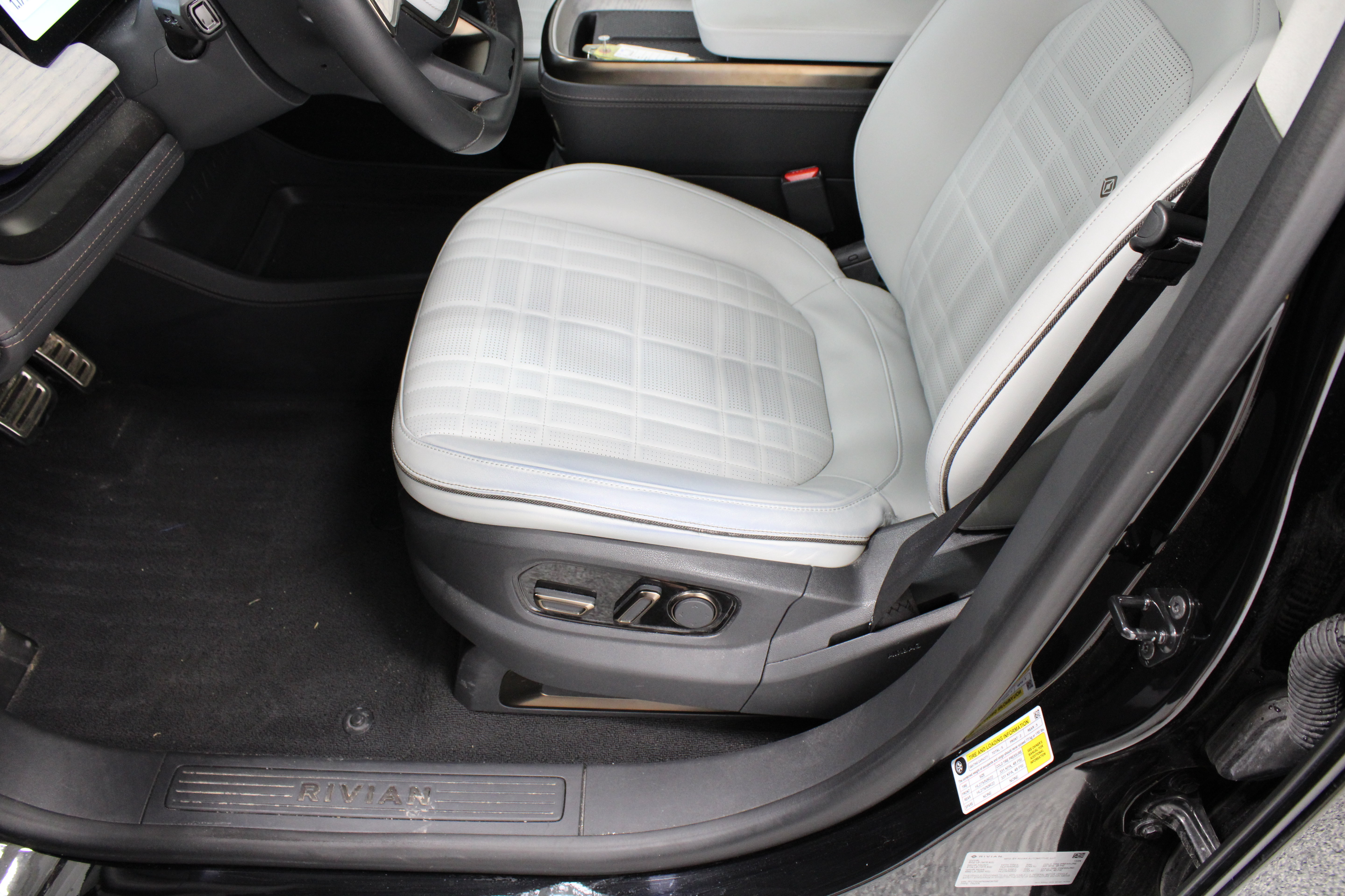 Used 2025 Rivian R1T Premium Tri AWD/4WD image 15