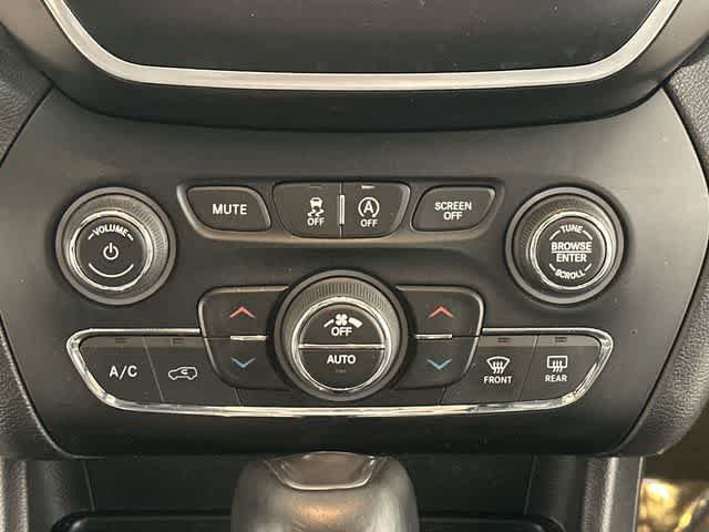 Used 2020 Jeep Cherokee Latitude Plus w/ Comfort/Convenience Group image 16