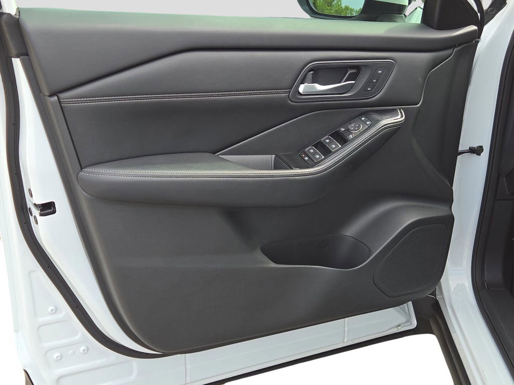 Used 2024 Nissan Rogue SL w/ SL Premium Package image 15