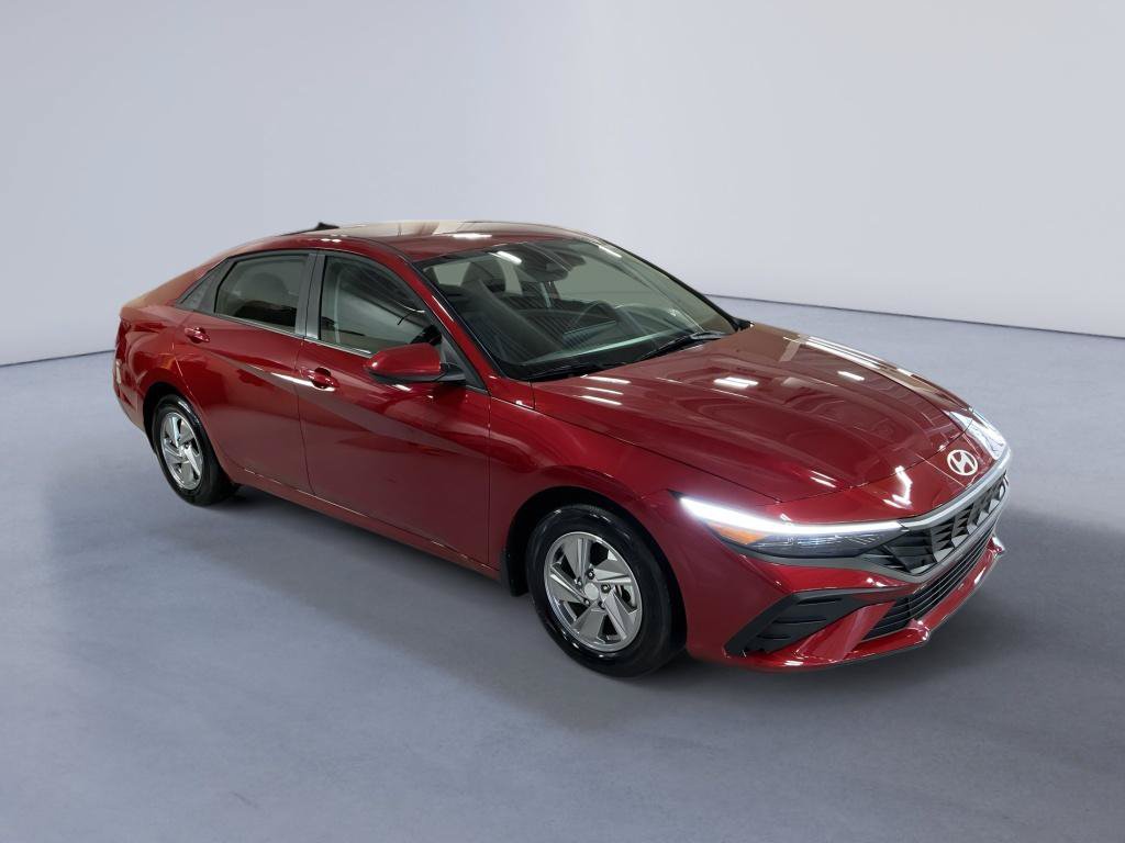 Certified 2025 Hyundai Elantra SE FWD image 3
