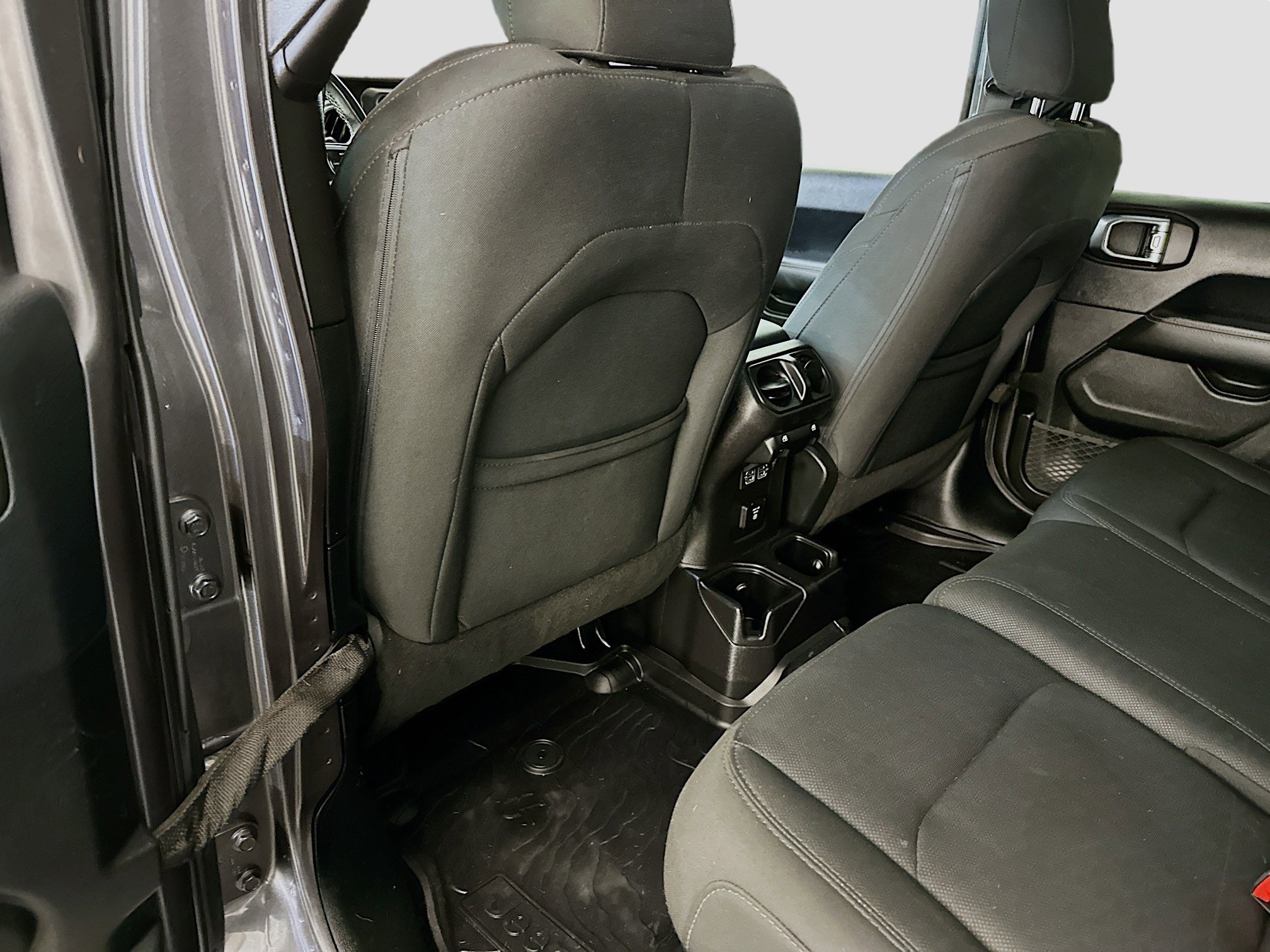 Used 2018 Jeep Wrangler Unlimited Sahara image 28