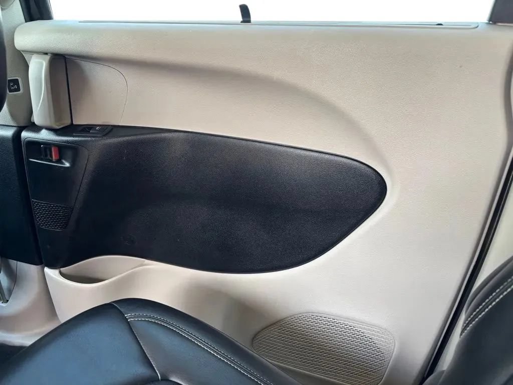 Used 2024 Chrysler Pacifica Touring-L FWD image 24