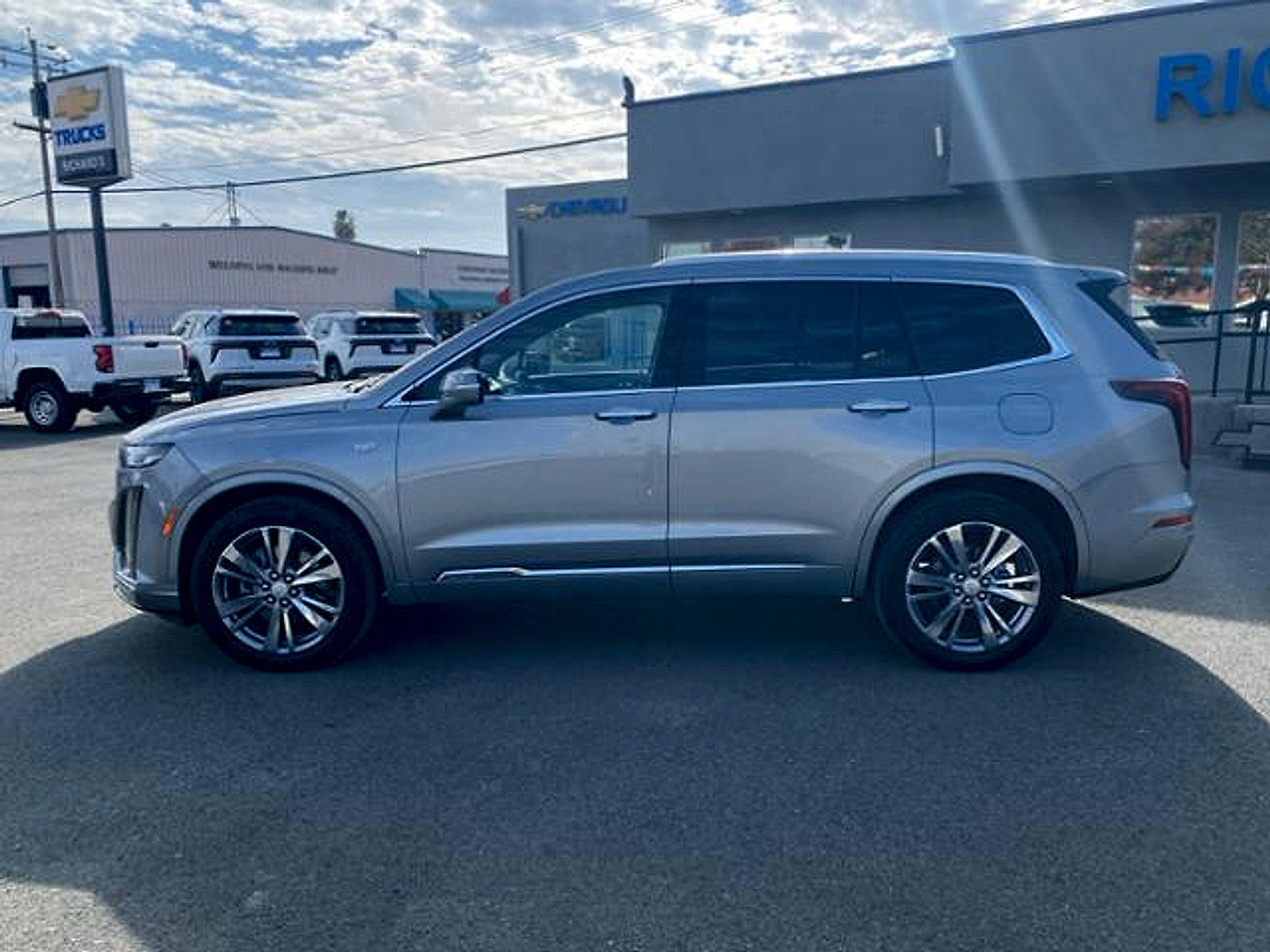 Used 2025 Cadillac XT6 Premium Luxury FWD image 8