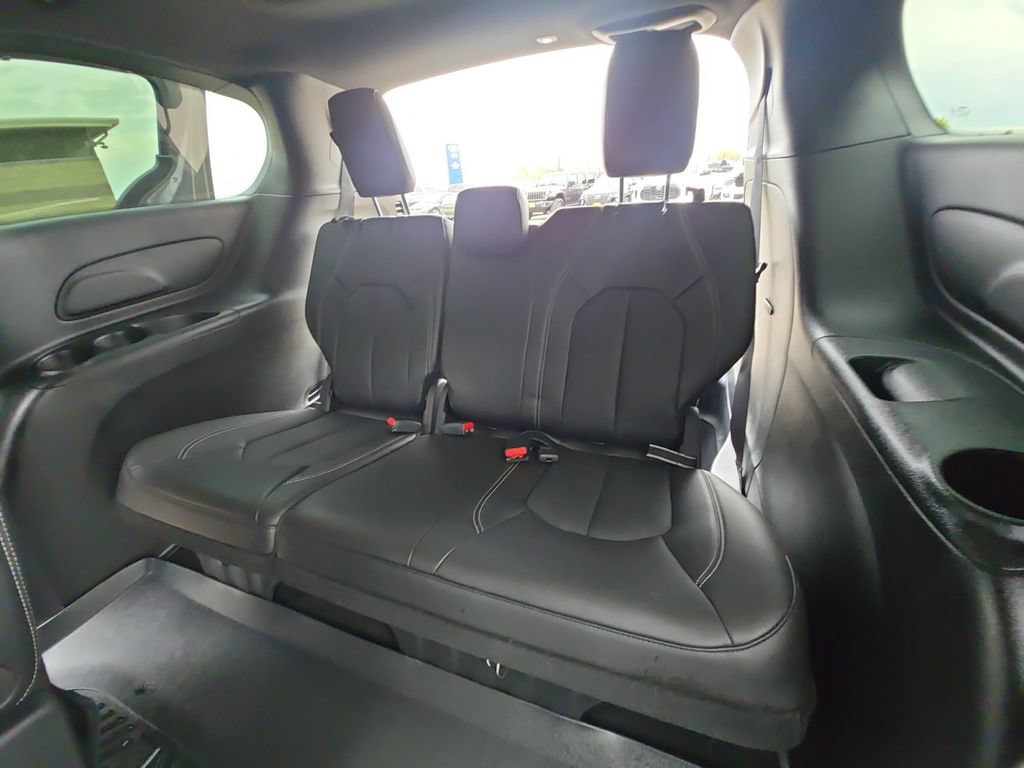 Used 2025 Chrysler Pacifica Select AWD/4WD image 12