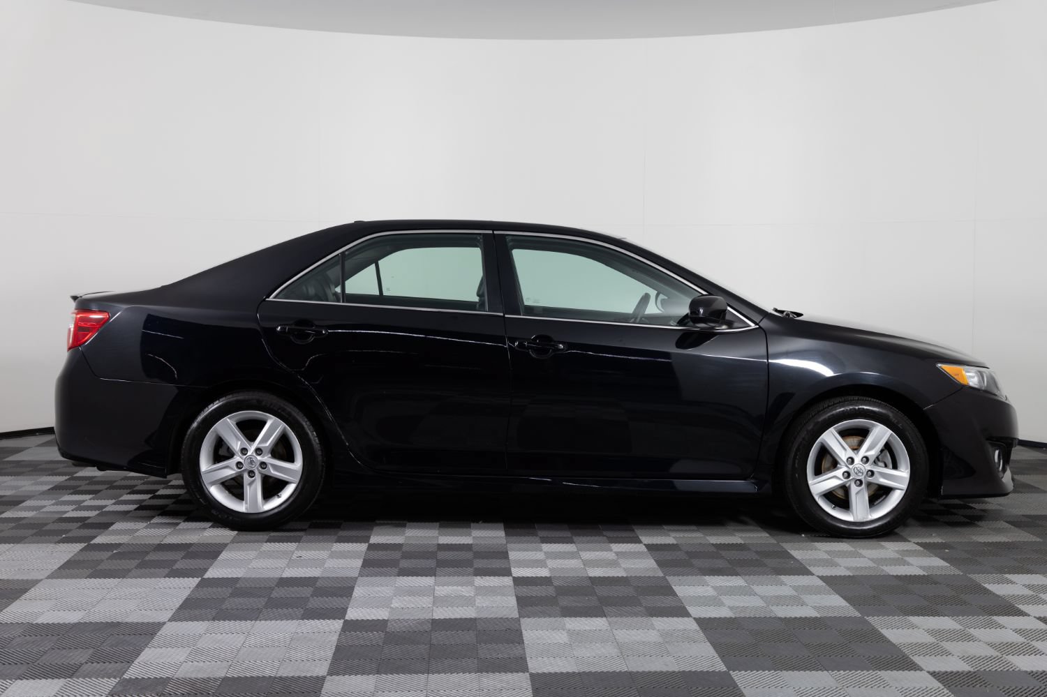 Used 2013 Toyota Camry SE w/ Convenience Pkg FWD image 9