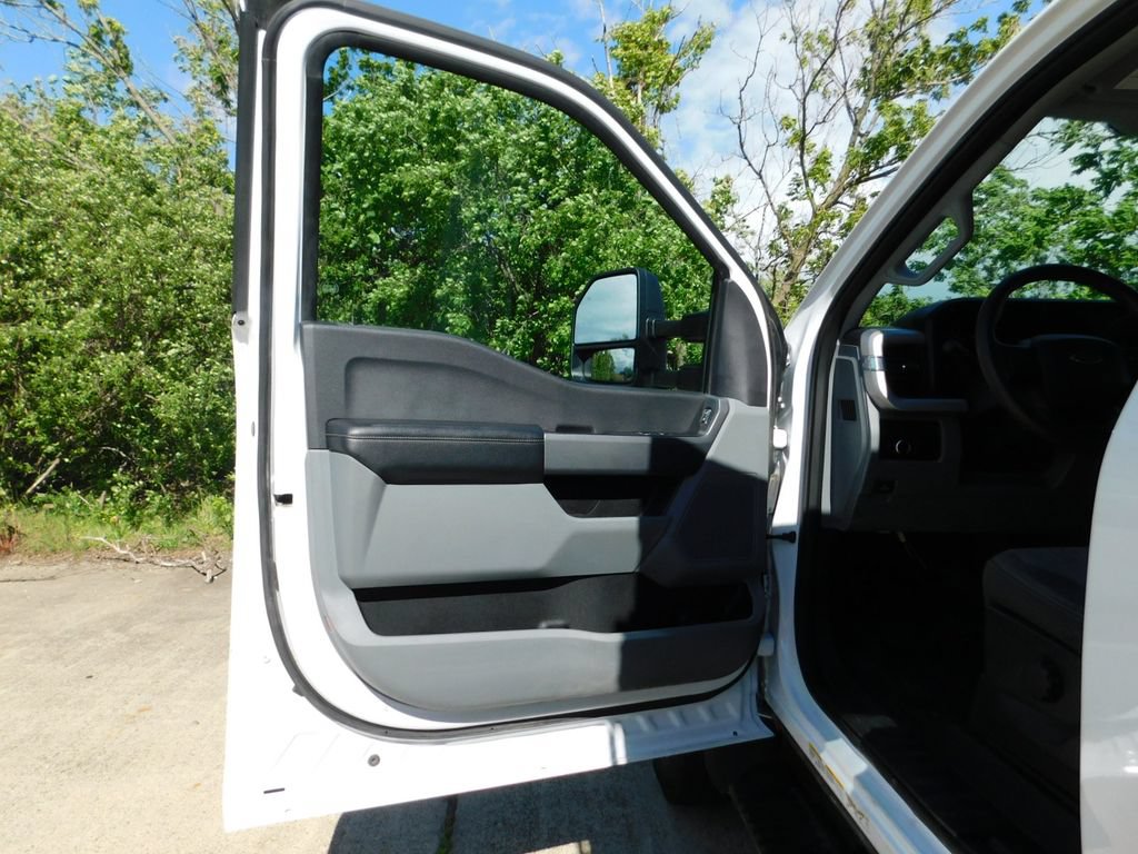 Used 2023 Ford F550 4x4 Regular Cab Super Duty image 33