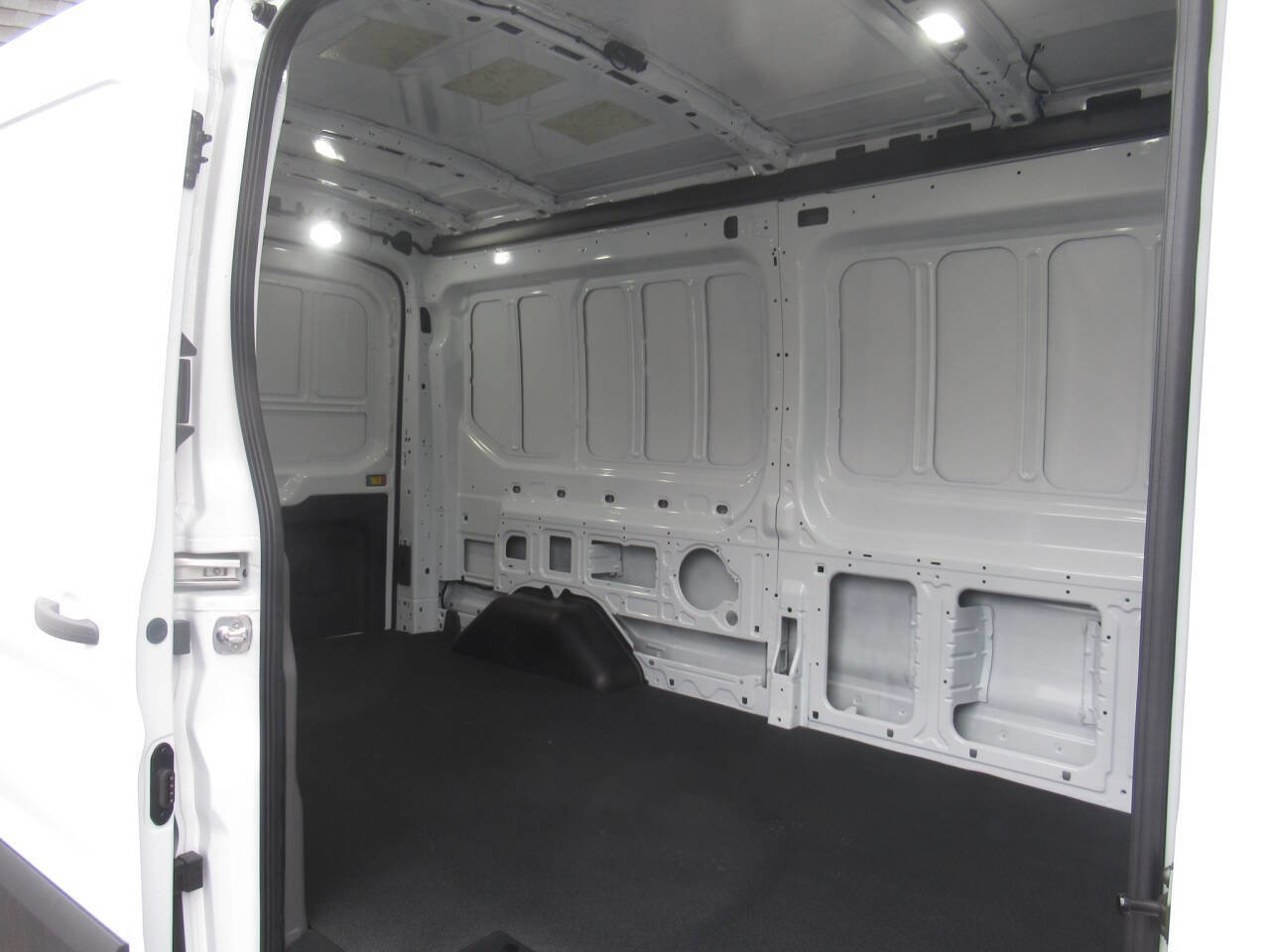 Used 2025 Ford E-Transit 148 Medium Roof image 6