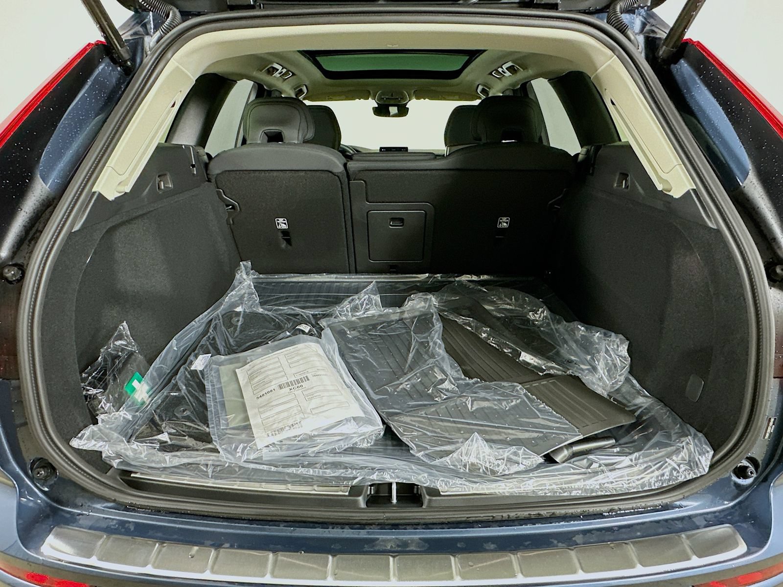New 2026 Volvo XC60 B5 Plus w/ Protection Package Premier AWD/4WD image 38
