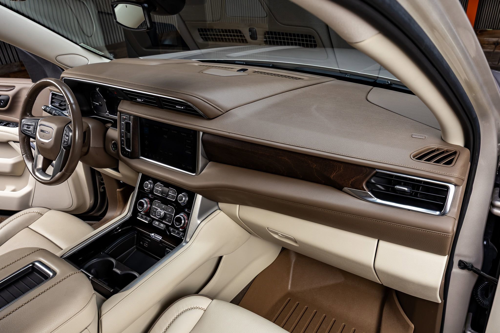 Used 2021 GMC Yukon XL Denali w/ LPO, Illumination Package image 14