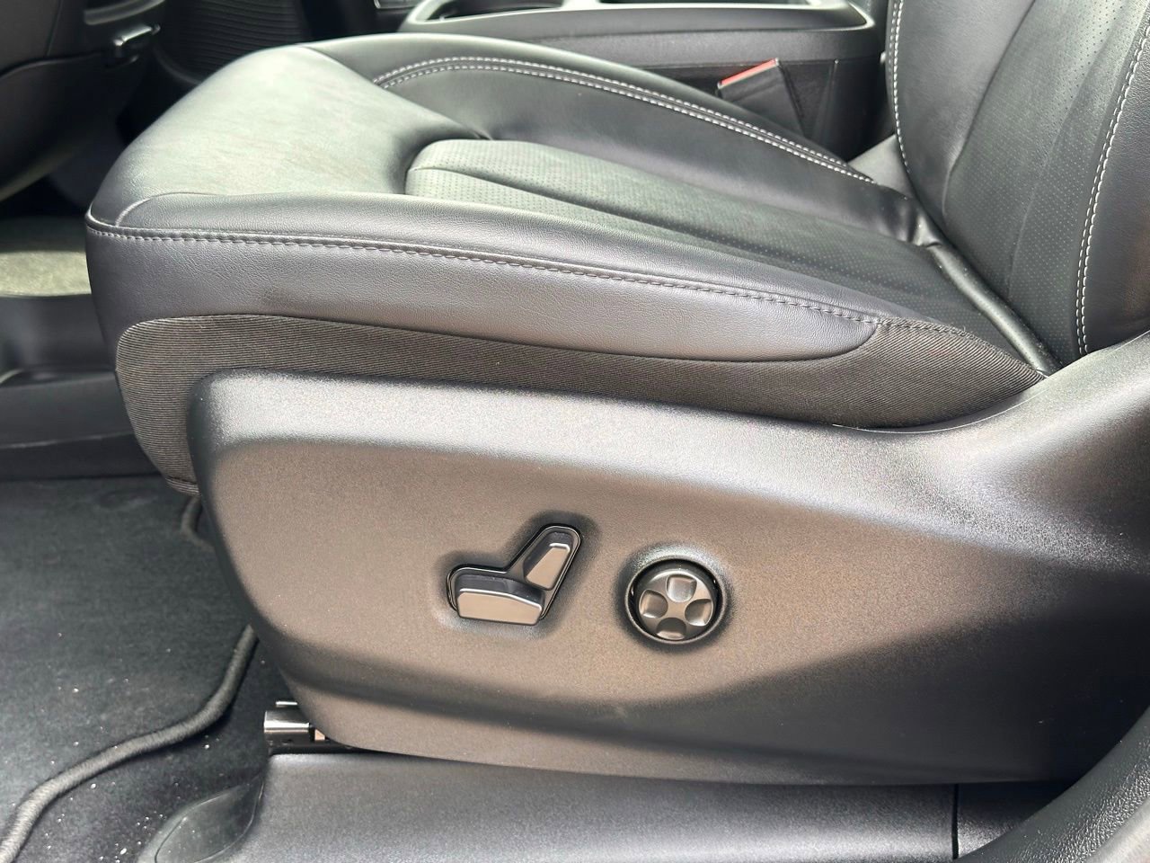 Used 2026 Chrysler Pacifica Select image 24