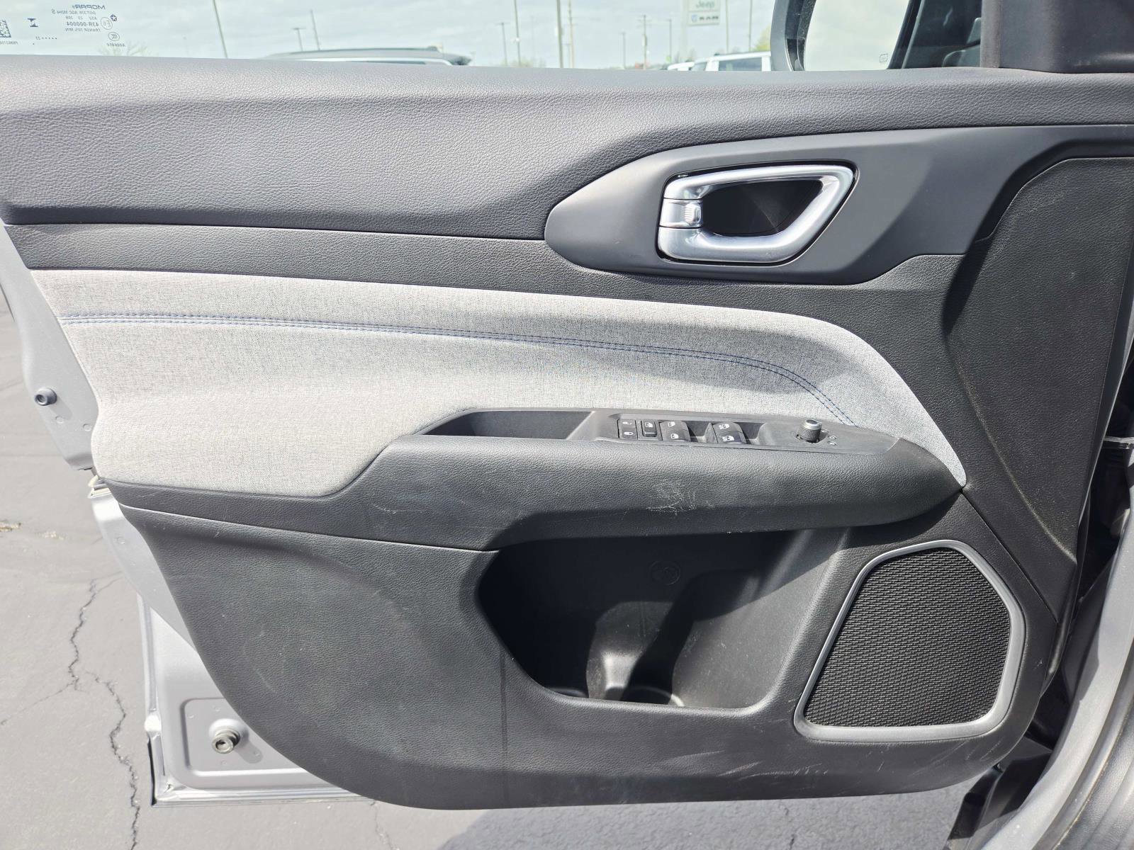 Used 2023 Jeep Compass Latitude image 32