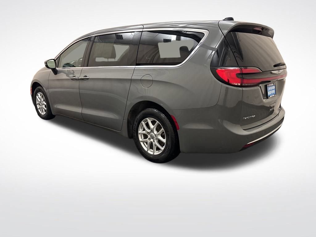 Used 2023 Chrysler Pacifica Touring-L image 8