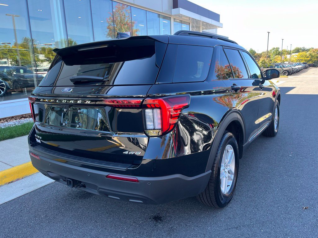 Used 2025 Ford Explorer Active AWD/4WD image 8