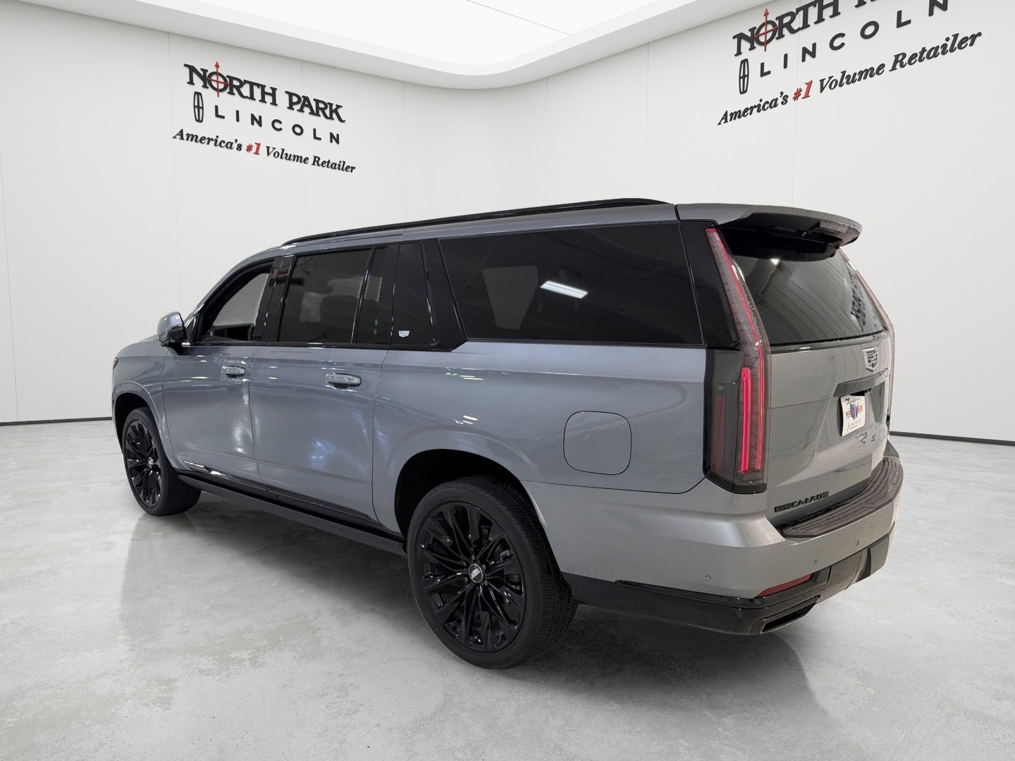Used 2025 Cadillac Escalade ESV Sport Platinum w/ LPO, ONYX Package AWD/4WD image 3