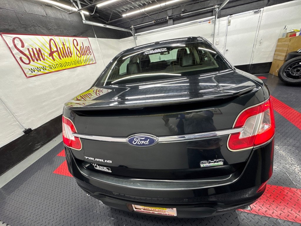 Used 2010 Ford Taurus SHO image 5