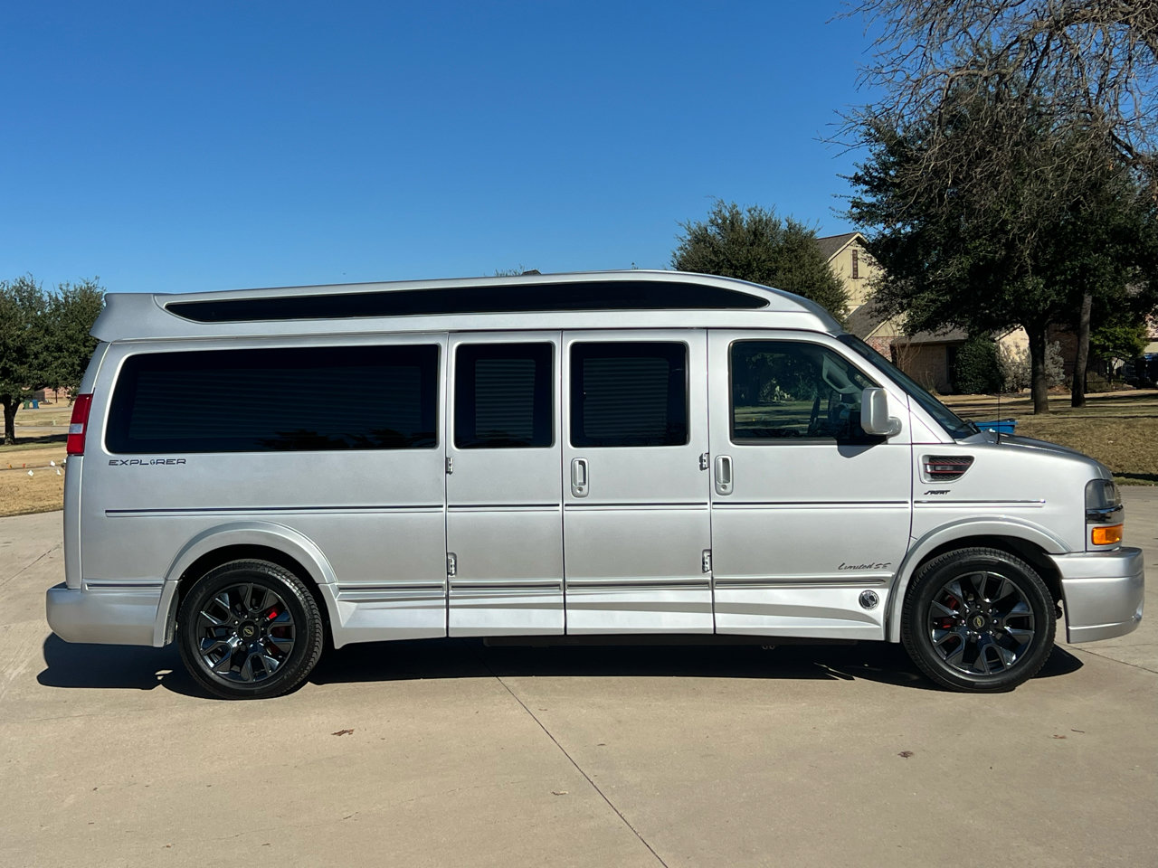 Used 2023 Chevrolet Express 2500 Extended image 6