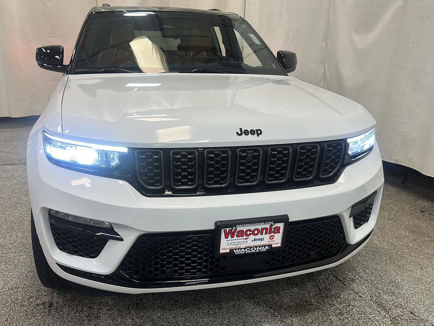 Used 2024 Jeep Grand Cherokee Summit AWD/4WD image 8