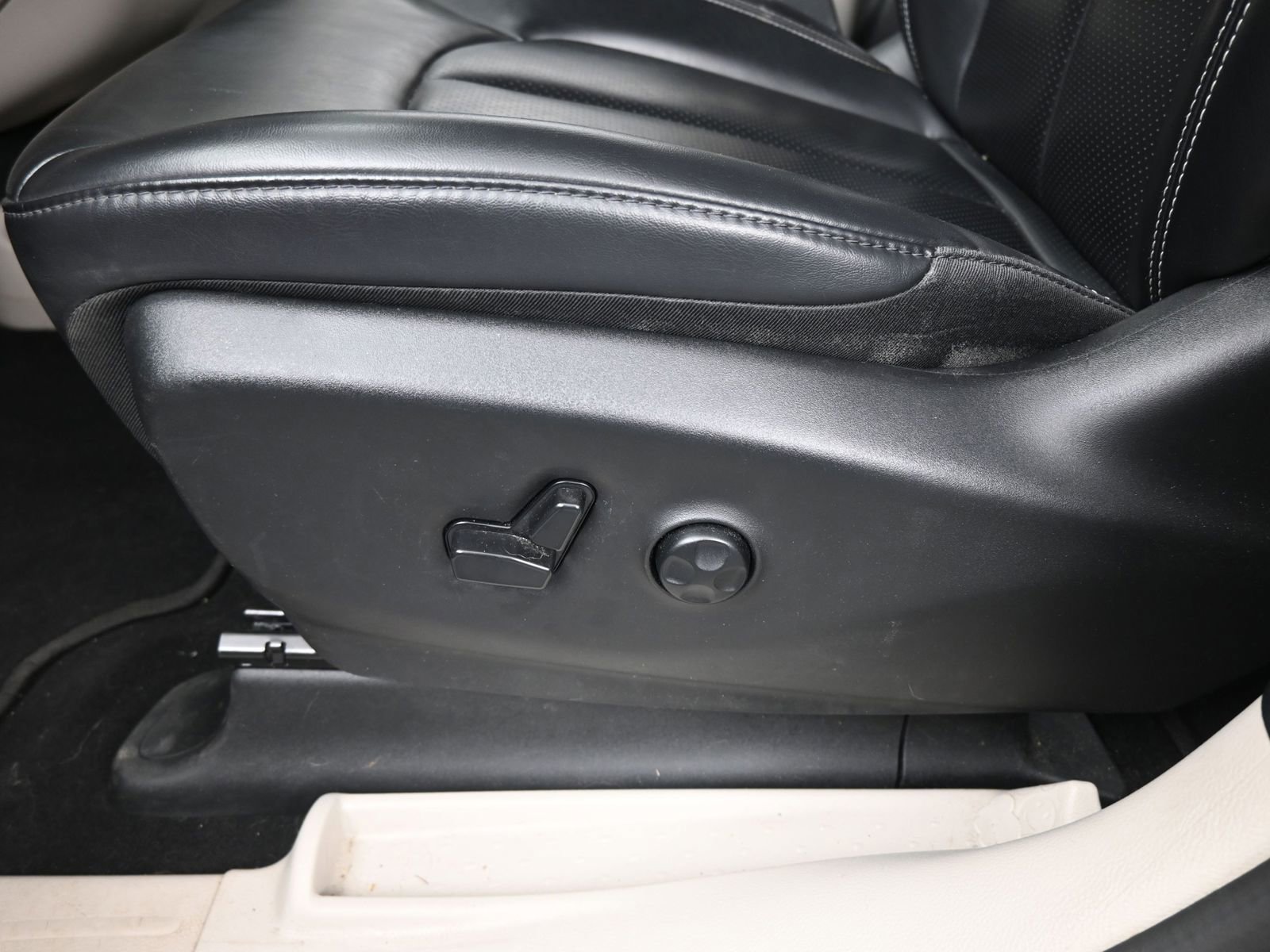 Used 2023 Chrysler Pacifica Touring-L image 12