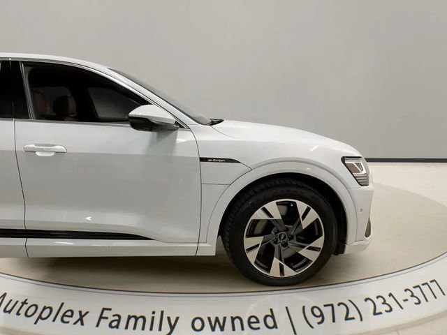 Used 2022 Audi e-tron Premium Plus w/ Premium Plus Package AWD/4WD image 13