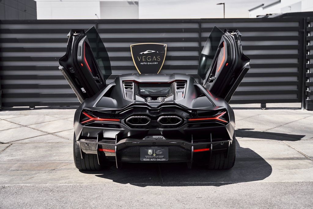 Used 2025 Lamborghini Revuelto image 27