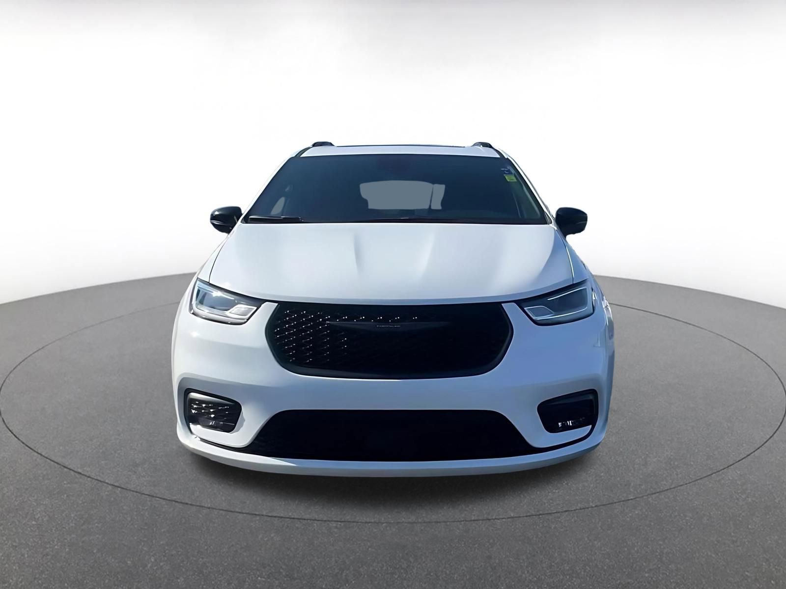 Used 2025 Chrysler Pacifica Limited image 4