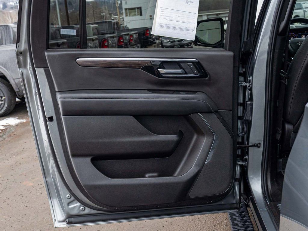 Used 2025 Chevrolet Suburban Z71 image 14