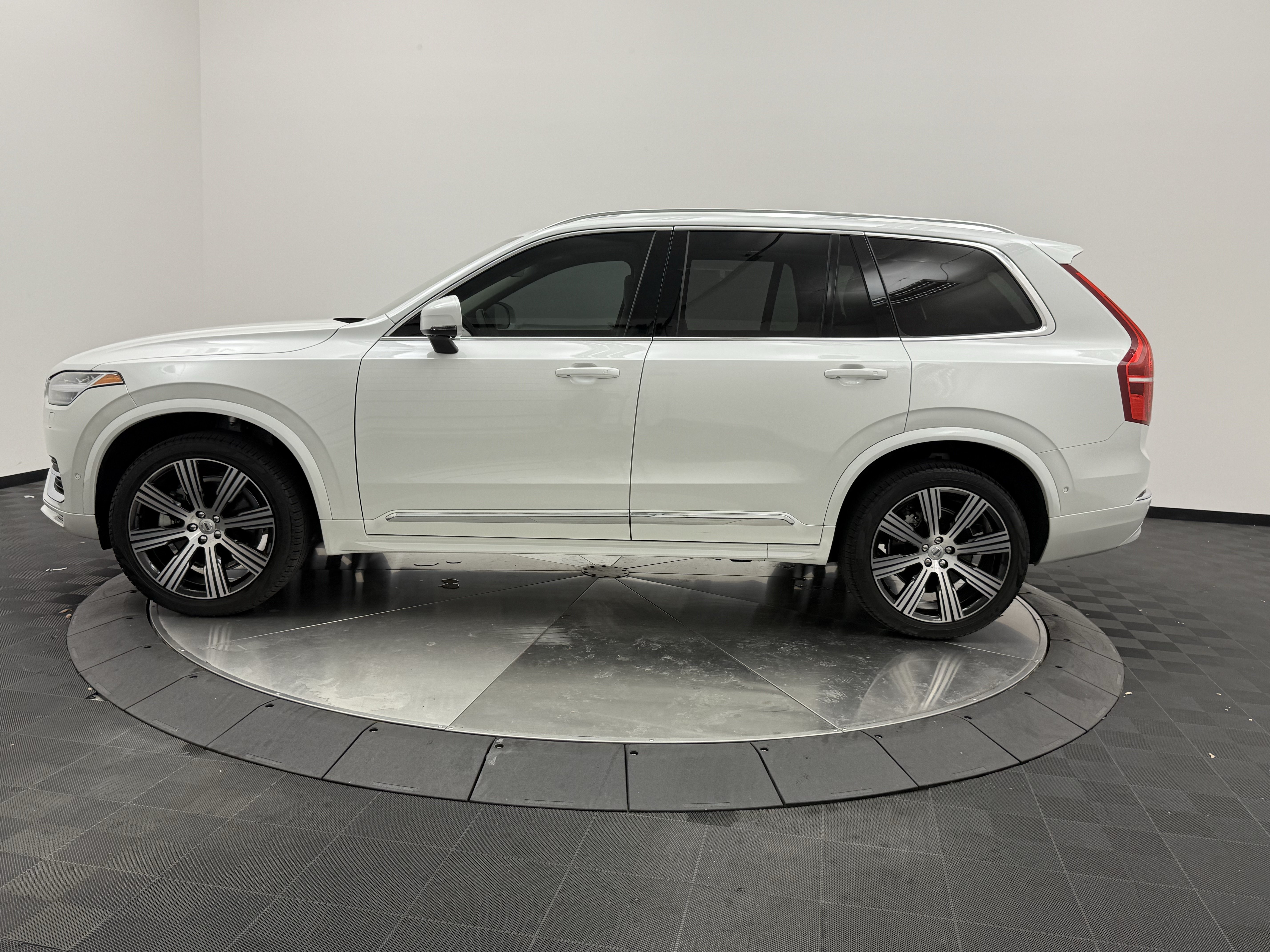 Certified 2024 Volvo XC90 B5 Plus AWD/4WD image 4