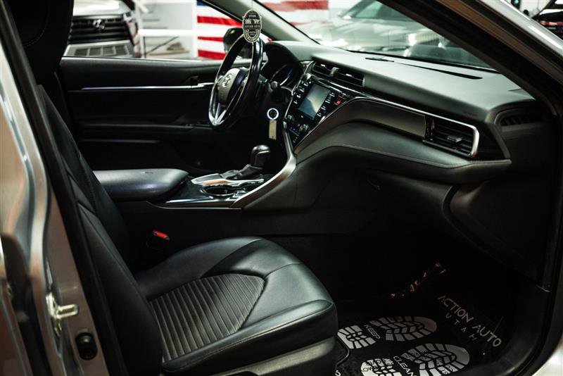 Used 2020 Toyota Camry SE w/ Carpet Mat Package FWD image 13