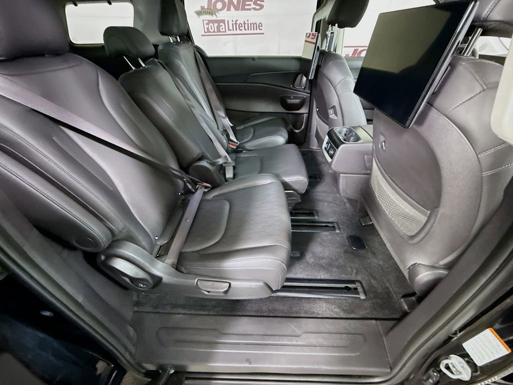 Used 2025 Kia Carnival SX FWD image 33