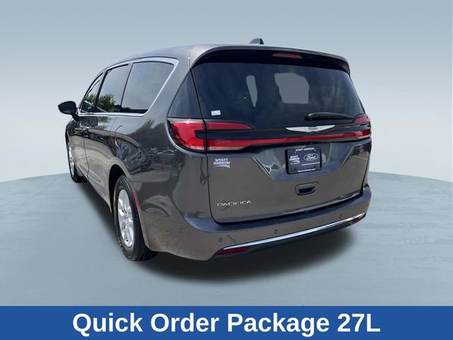 Used 2023 Chrysler Pacifica Touring-L FWD image 6