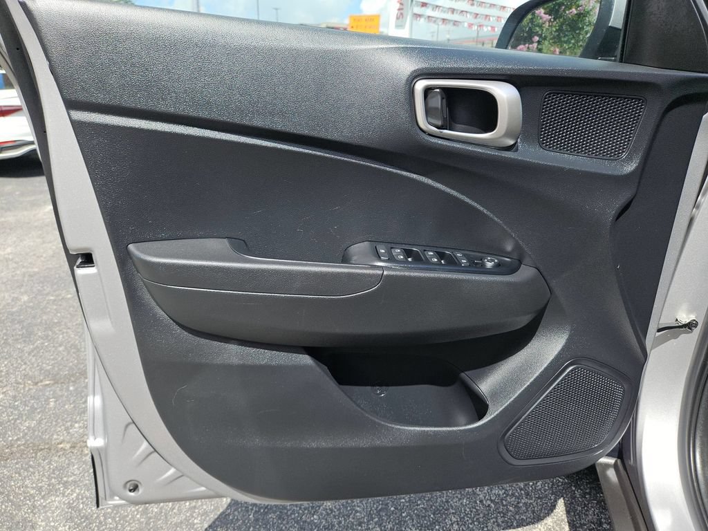 Used 2025 Hyundai Venue SEL FWD image 11