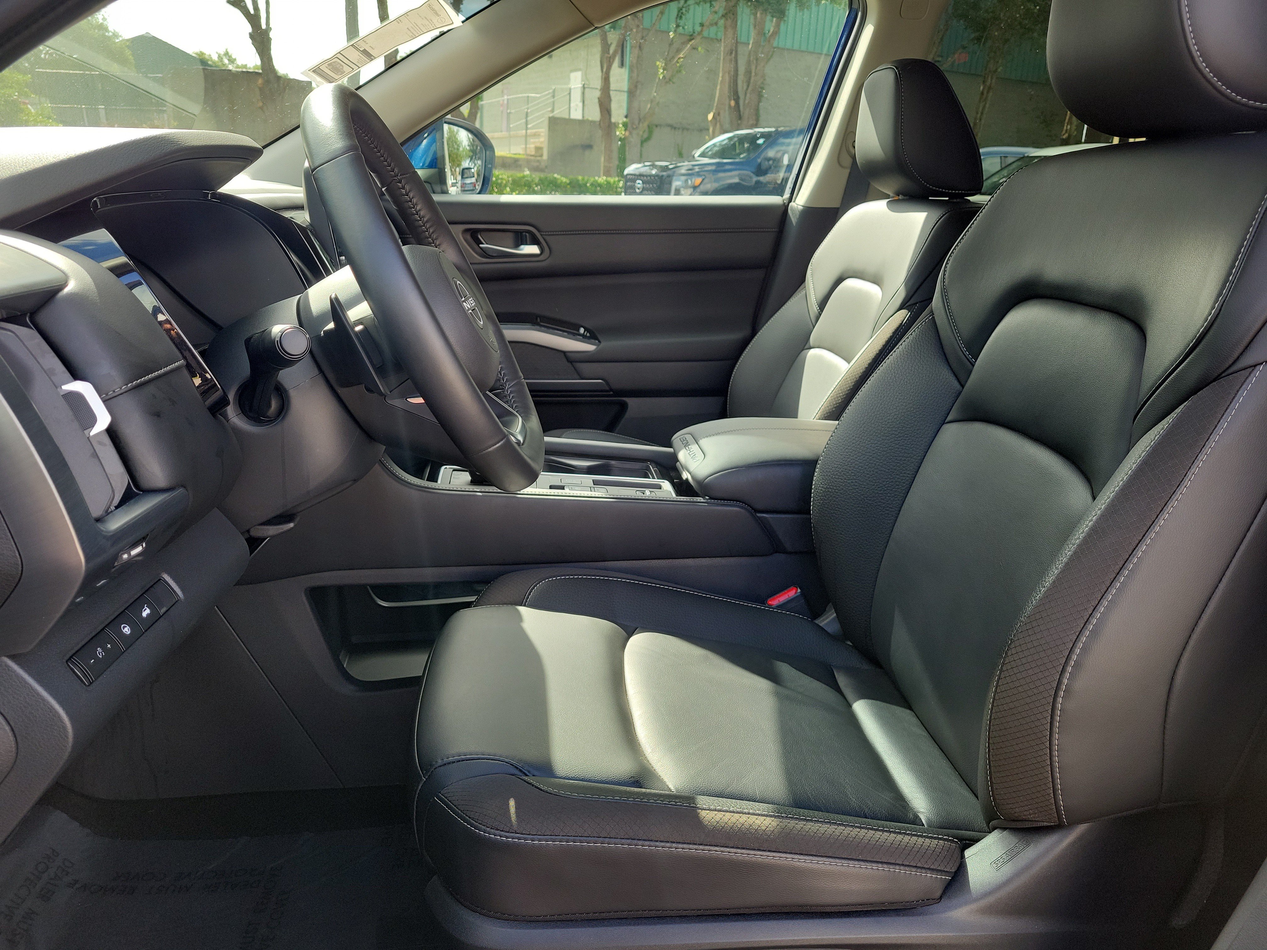 Certified 2025 Nissan Pathfinder SL FWD image 12