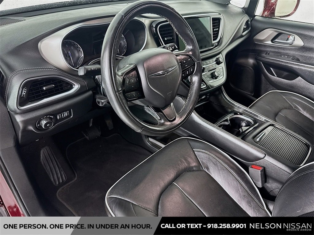 Used 2022 Chrysler Pacifica Limited w/ Uconnect Theater Family Group image 9