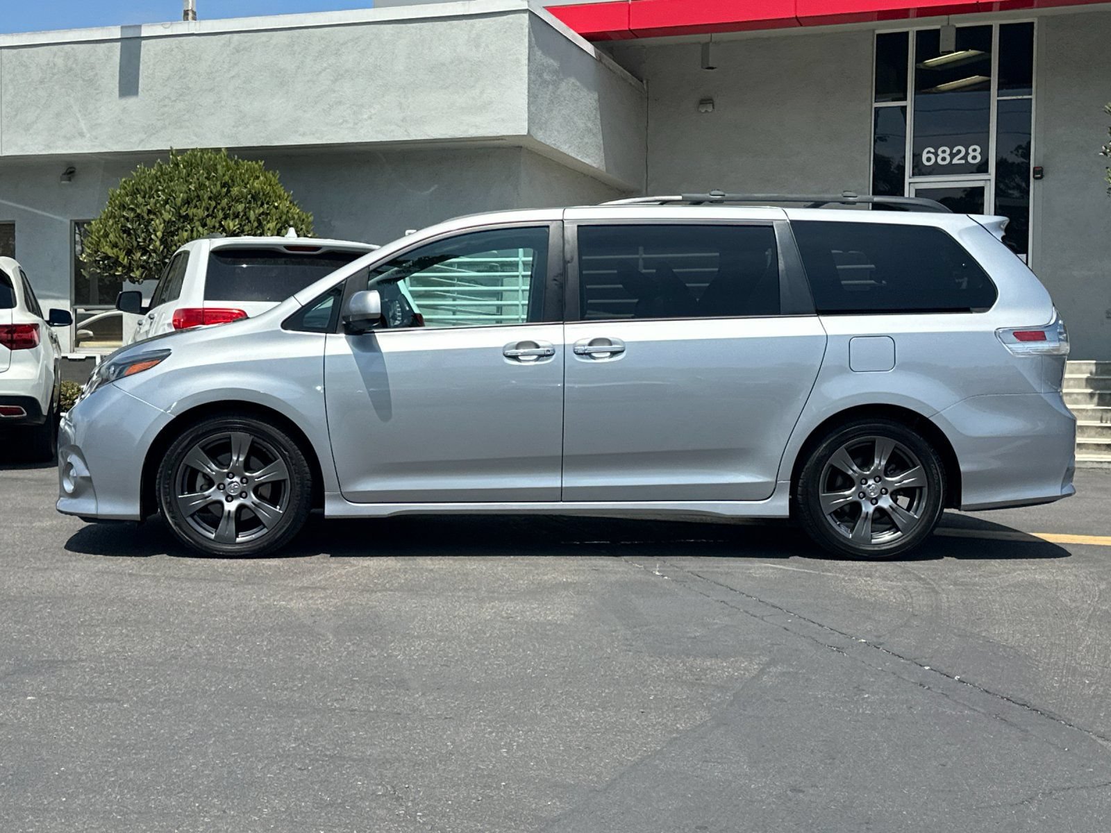 Used 2017 Toyota Sienna SE Premium FWD image 2
